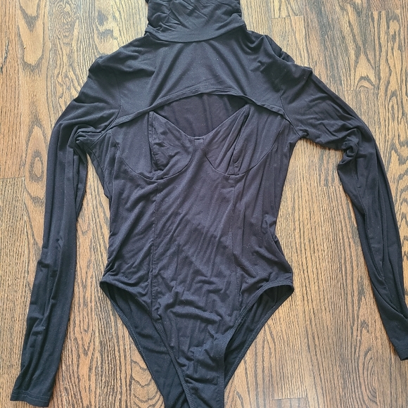 Cutout turtleneck bodysuit - Picture 4 of 4